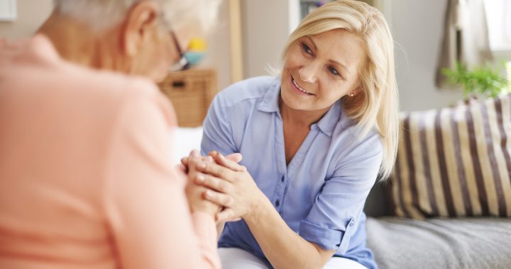 Ist eine private Pflegekraft für Senioren mit Demenz sinnvoll? – Vorteile der häuslichen Betreuung